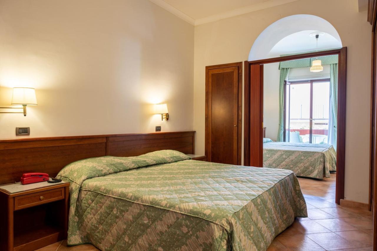 Hotel Montana SantʼAgata sui Due Golfi Buitenkant foto