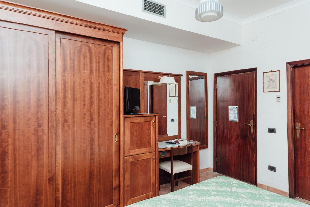 Hotel Montana SantʼAgata sui Due Golfi Buitenkant foto