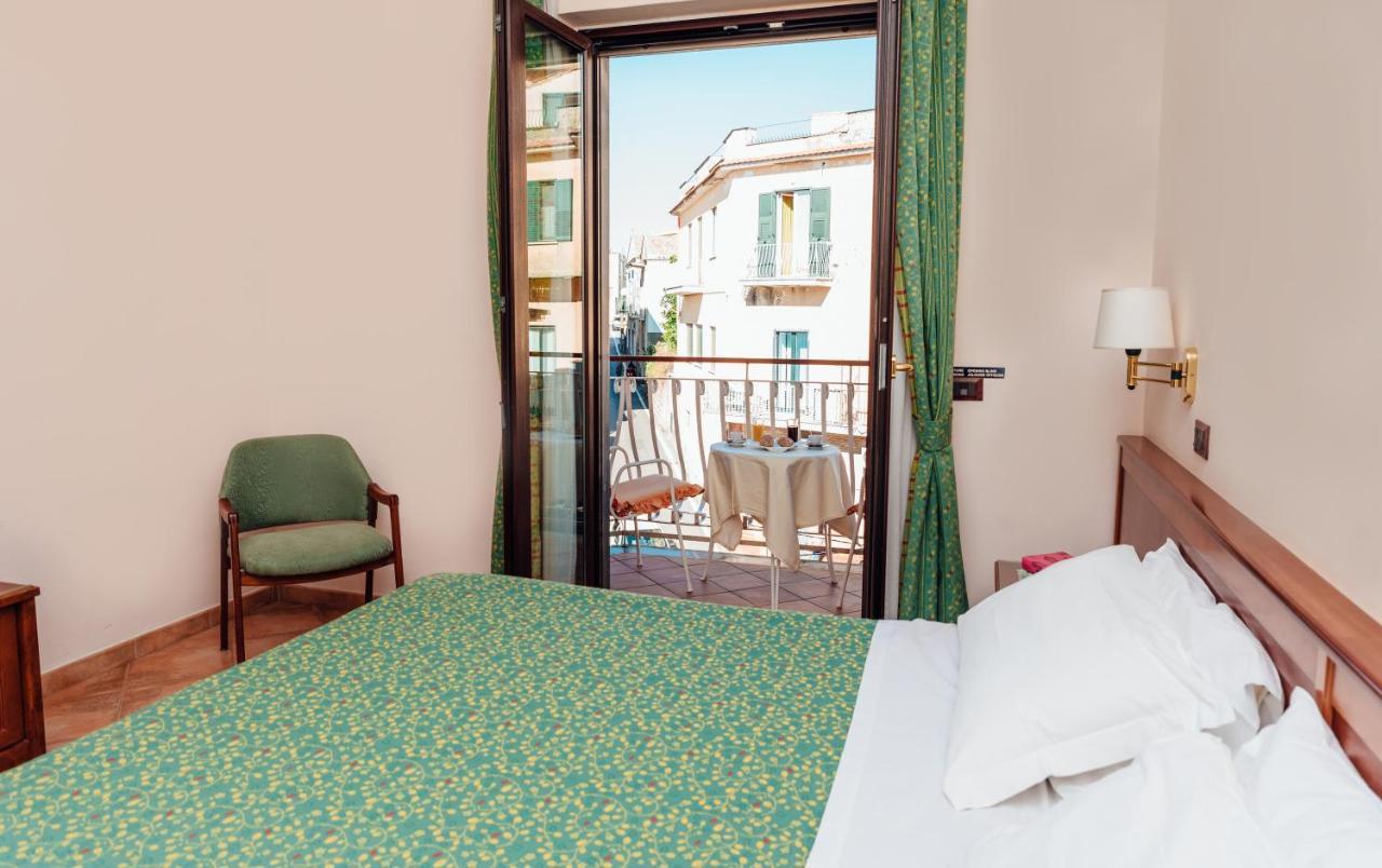 Hotel Montana SantʼAgata sui Due Golfi Buitenkant foto