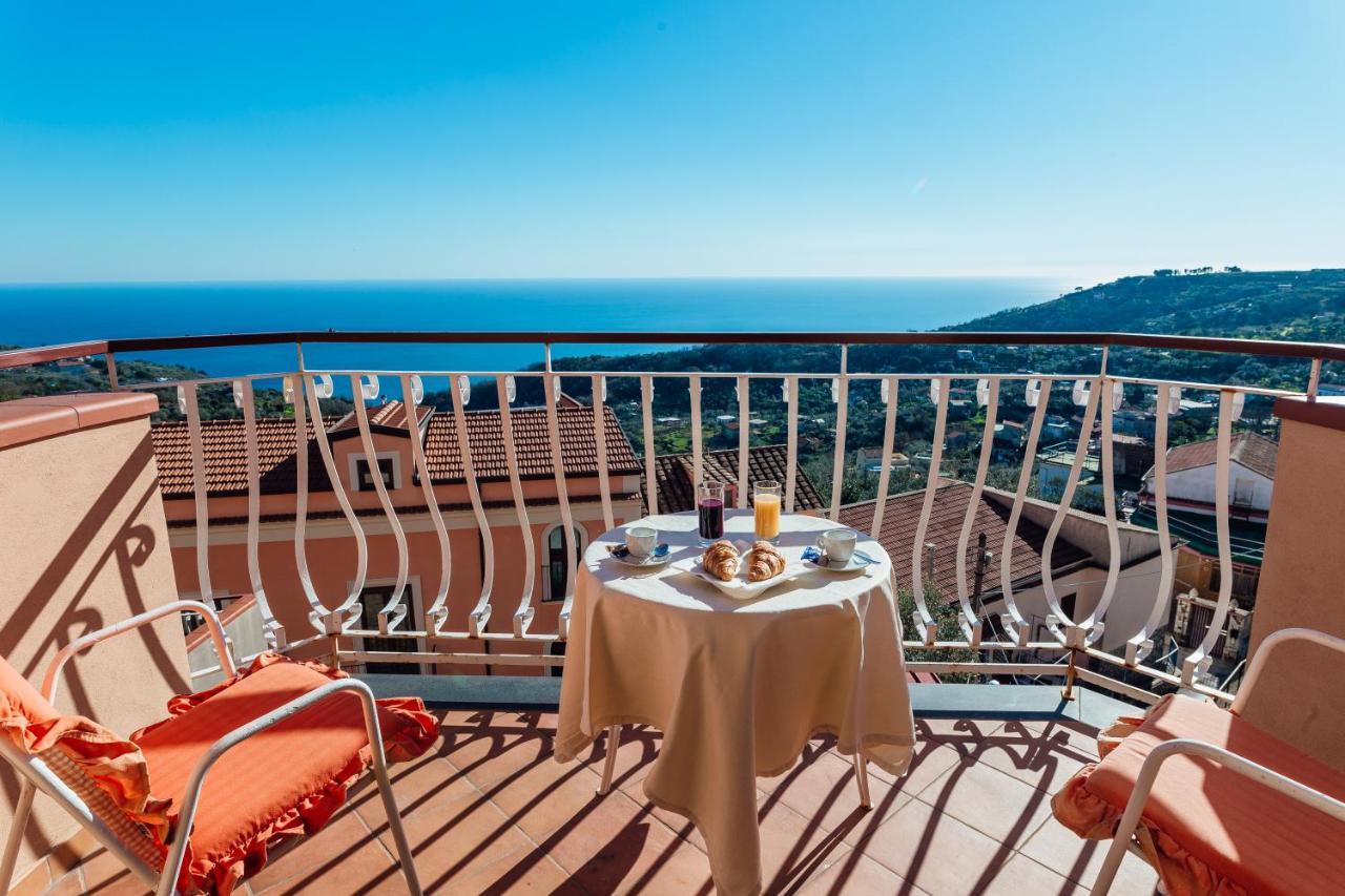 Hotel Montana SantʼAgata sui Due Golfi Buitenkant foto