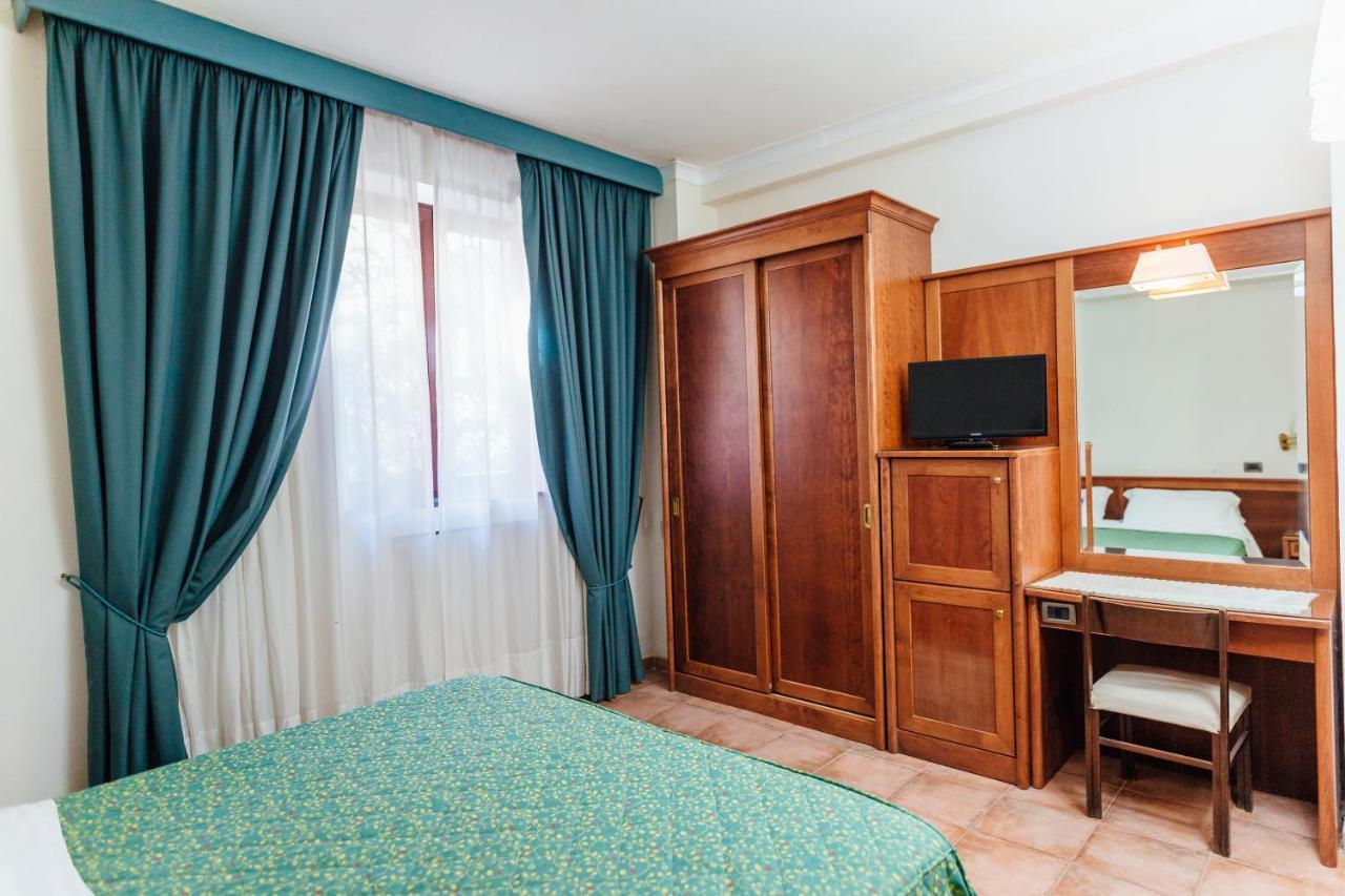 Hotel Montana SantʼAgata sui Due Golfi Buitenkant foto