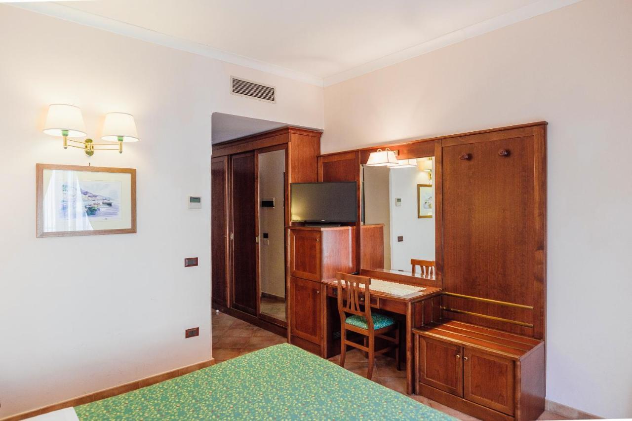 Hotel Montana SantʼAgata sui Due Golfi Buitenkant foto