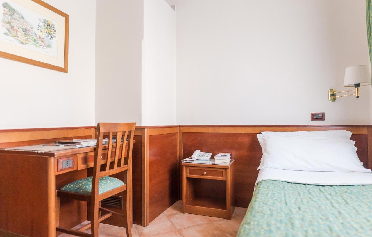 Hotel Montana SantʼAgata sui Due Golfi Buitenkant foto