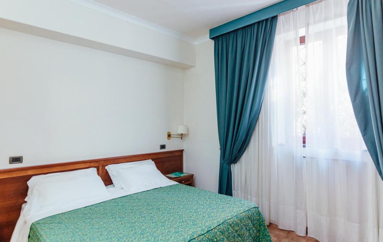 Hotel Montana SantʼAgata sui Due Golfi Buitenkant foto